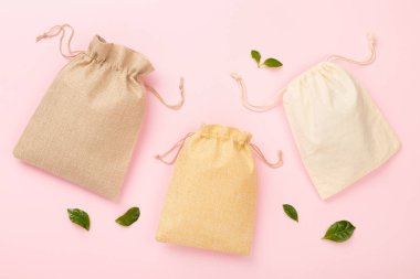 Renk arkaplan üzerinde küçük eko çuvalları, üst görünüm