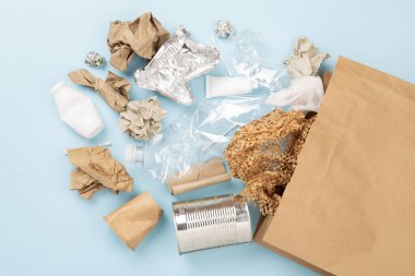 Renk arkaplanı üzerinde sıralanmamış atık olan çanta, üst görünüm