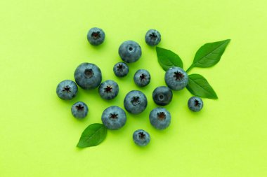 Renkli arkaplanda taze, parlak yaban mersini, üst görünüm