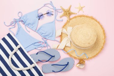 Sahildeki aksesuarlı mavi bikini. Arka planda, üst tarafta.