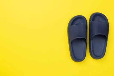 Renkli arka planda mavi sandaletler, üst görünüm