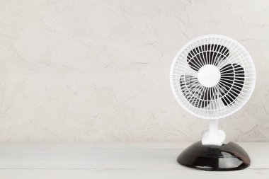 Tahta arka planda elektrikli fan