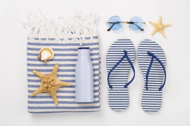 Yazlık aksesuarlı plaj havlusu. Renkli arka plan, üst manzara.