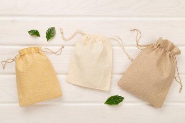 Ahşap zemin üzerinde küçük eko çuvallar, üst görünüm