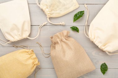 Ahşap zemin üzerinde küçük eko çuvallar, üst görünüm