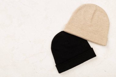 Beton arka planda şık bir bere, üst manzara.