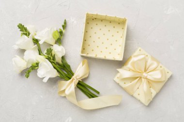 Hediye kutusunu aç, Fresia çiçeği ahşap arka plan, üst manzara