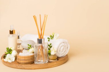 Renk arkaplanında frezya çiçeği ve aroma ayırıcı içeren spa kompozisyonu