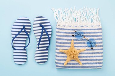 Yazlık aksesuarlı plaj havlusu. Renkli arka plan, üst manzara.