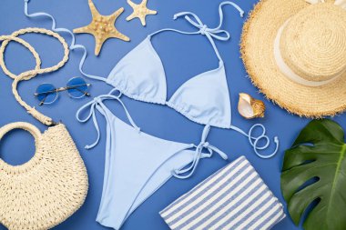 Sahildeki aksesuarlı mavi bikini. Arka planda, üst tarafta.