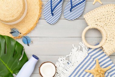 Ahşap arka planda mavi plaj aksesuarları, üst manzara. Metin için alanı kopyala
