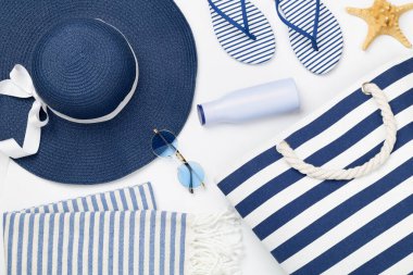 Ahşap arka planda mavi plaj aksesuarları, üst manzara.