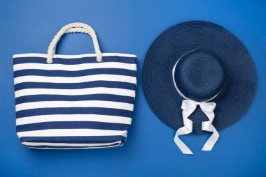 Renkli arka planda mavi plaj aksesuarları, üst manzara. Düz yatıyordu