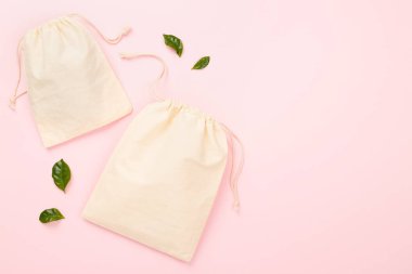 Renk arkaplan üzerinde küçük eko çuvalları, üst görünüm