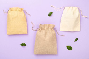 Renk arkaplan üzerinde küçük eko çuvalları, üst görünüm