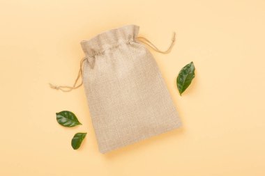 Renk arkaplan üzerinde küçük eko çuvalları, üst görünüm