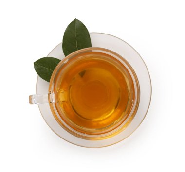 Bir fincan taze yapraklı çay, beyaz, üst manzara