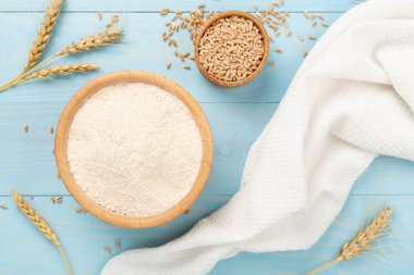 Ahşap arka planda hecelenmiş un ile kase, üst görünüm