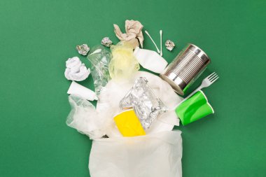 Renk arkaplanı üzerinde sıralanmamış atık olan çanta, üst görünüm