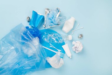 Renk arkaplanı üzerinde sıralanmamış atık olan çanta, üst görünüm