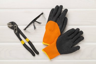 Ahşap zemin üzerinde inşaat ekipmanları, üst görünüm