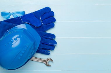 Ahşap arka planda mavi inşaat ekipmanları, üst manzara