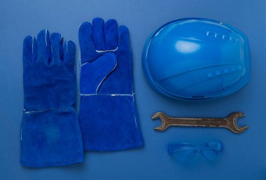 Renk arkaplan üzerinde mavi inşaat ekipmanı, üst görünüm