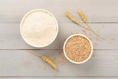 Ahşap arka planda hecelenmiş un ile kase, üst görünüm