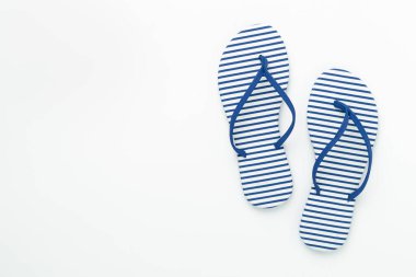 Renkli arka planda çizgili mavi parmak arası terlikler, üst görünüm