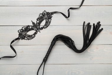 Ahşap arka planda erotik BDSM aksesuarları, üst görünüm