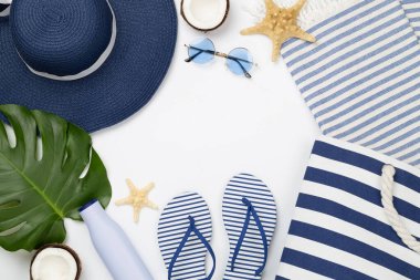 Renkli arka planda mavi plaj aksesuarları, üst manzara. Metin için alanı kopyala