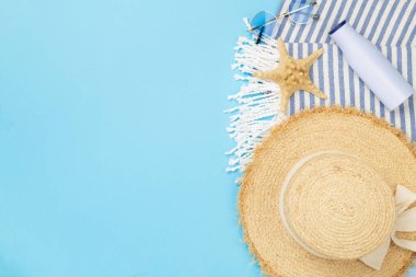 Renkli arka planda mavi plaj aksesuarları, üst manzara. Metin için alanı kopyala