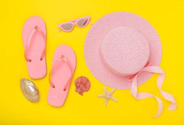 Renkli arka planda pembe yaz kıyafetiyle yatıyordu. Tatil kavramı