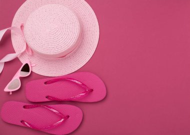 Renkli arka planda pembe yaz kıyafetiyle yatıyordu. Tatil kavramı