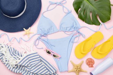 Sahildeki aksesuarlı mavi bikini. Arka planda, üst tarafta.