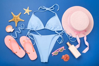 Sahildeki aksesuarlı mavi bikini. Arka planda, üst tarafta.