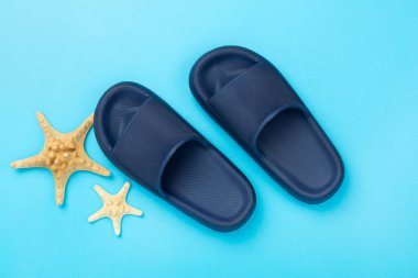 Renkli arka planda mavi sandaletler, üst görünüm