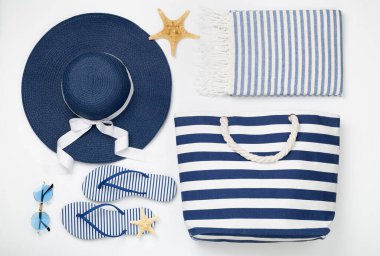 Renkli arka planda mavi plaj aksesuarları, üst manzara. Düz yatıyordu