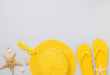 Düz yatıyordu, sarı yaz kıyafeti ve renk arka planı vardı. Tatil kavramı