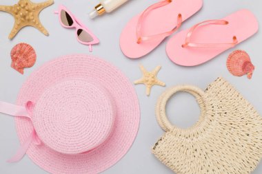 Renkli arka planda pembe yaz kıyafetiyle yatıyordu. Tatil kavramı