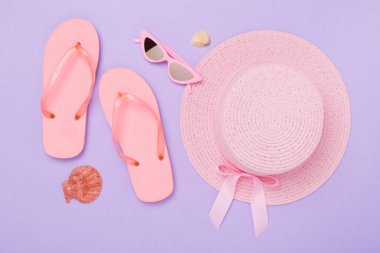 Renkli arka planda pembe yaz kıyafetiyle yatıyordu. Tatil kavramı