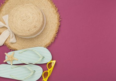 Renkli plaj aksesuarları olan düz bir yer. Tatil kavramı