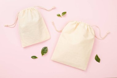 Renk arkaplan üzerinde küçük eko çuvalları, üst görünüm