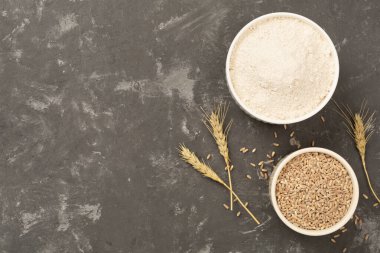 Beton arka planda hecelenmiş un ile kase, üst görünüm