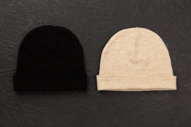 Beton arka planda şık bir bere, üst manzara.