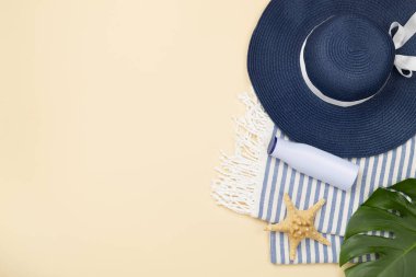 Renkli arka planda mavi plaj aksesuarları, üst manzara. Metin için alanı kopyala