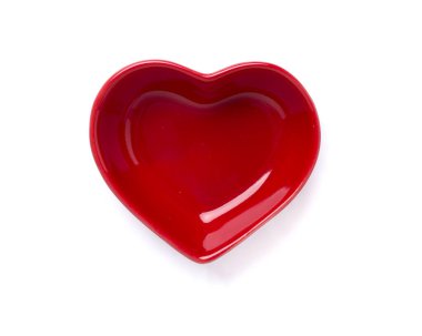 Kırmızı kalp şeklinde kaseler beyaz arka planda izole edilmiş. Üst görünüm