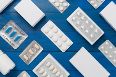 Su toplamada, kutularda ve ahşap arka planda farklı haplar vardı.