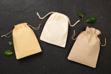 Beton zemin üzerinde küçük eko çuvalları, üst görünüm