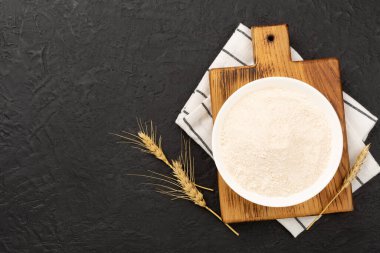 Beton arka planda hecelenmiş un ile kase, üst görünüm